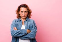 Medewerkers die geen coaching willen? ‘Zorg voor verbinding’ middle age hispanic woman feeling displeased and disappointed, looking serious, annoyed and angry with crossed arms