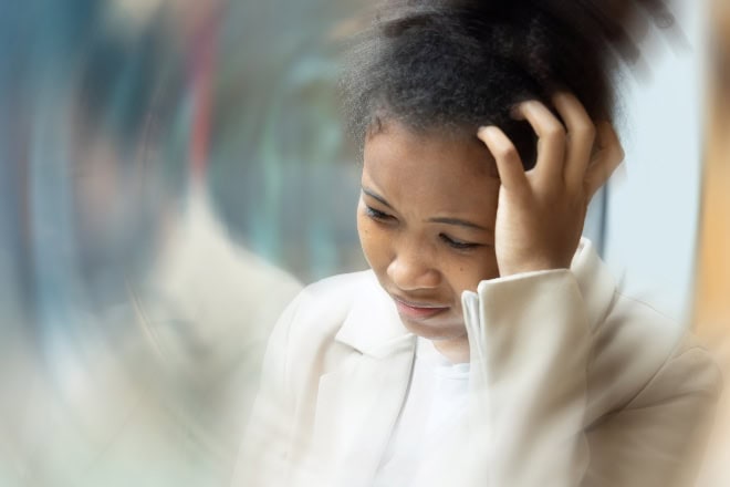 Langdurig uitgevallen medewerkers? Geef ze de regie terug sick African woman having fever or headache, concept image of vertigo, dizziness, depression, depressed woman, patient with headache or fev