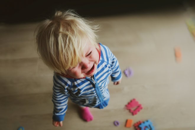 Signalen kindermishandeling? ‘Niets doen is geen optie’ Kind staat huilend bij blokken in gestreept truitje