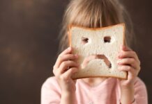 Zit er bij jullie een limiet op het aantal boterhammen en crackers? diet celiac gluten free sad bread in the hands of a child