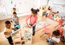 Kinderopvang in een gedeelde ruimte? Zo maak je het gezellig Daycare and kids activities, poppenhuis