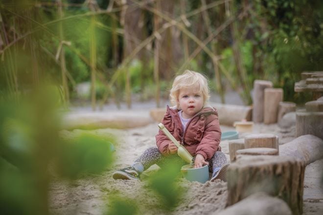 Op bezoek bij Kindergarden Marnixplein Peuter speelt in de zandbak
