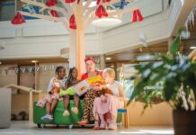 Sandra Huizer met de kinderen van de dagopvangroep