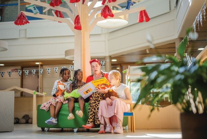 Bij mij op de groep 'Ik ben zelf ook niet standaard' Sandra Huizer met de kinderen van de dagopvangroep
