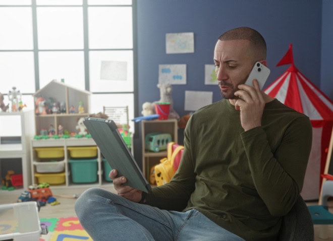 man tablet telefoon kinderopvang man tablet telefoon kinderopvang