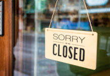 Over vijf weken sluit je locatie: wat nu? ‘We hebben een personeelstekort, maar jou hebben we niet nodig’ Deur met bordje Sorry we're closed