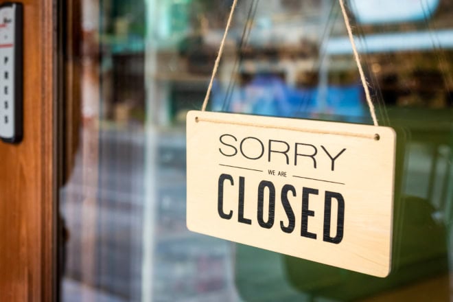 Gesloten-foto- amstockphoto _ stock.adobe.com Deur met bordje Sorry we're closed
