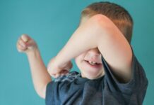 Wat doe je als een kind je een klap geeft? A toddler having a temper tantrum
