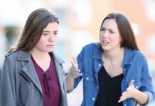 7 tips tegen pesten op het werk Een vrouw pest een andere vrouw