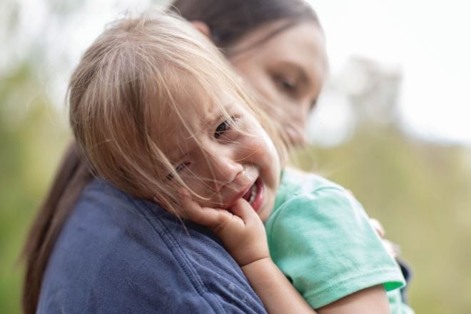 Stafpedagoog Anjea Booi: 'De term zorgkinderen deugt niet' Huilend kind met moeder