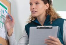 Huisarts waarschuwt: ‘BHV is blinde vlek in de kinderopvang’ Vrouw wijst op plattegrond waar de nooduitgang is