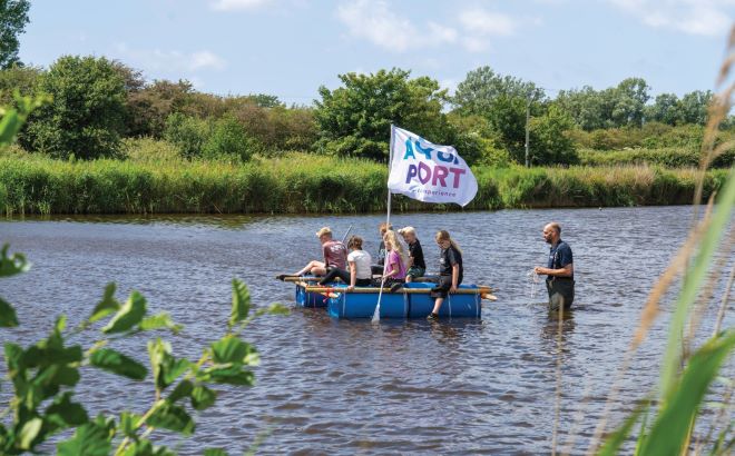 Suppen op de bso kinderen op een vlot