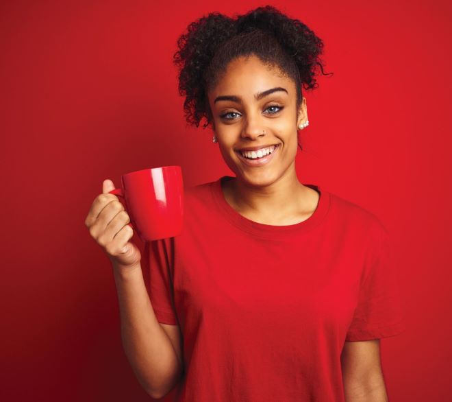 Meer teamuitjes en koffie? Vrouw met mok koffie