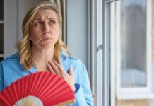 Vrouw met waaier, ze heeft het warm