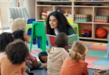 Hoe kun je de taalontwikkeling van kinderen optimaal stimuleren? Lezen, onderwijs en een leerkracht met kinderen in de klas om te leren, met boeken en leerlingen. Groei, kleuterschool en onderwijsinstelling met een vrouw en kinderen op school, voor jeugd, voorleestijd en de ontwikkeling van het kind.