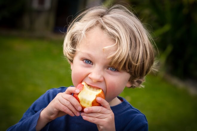 AdobeStock_164142564 Blond jongetje met blauwe ogen