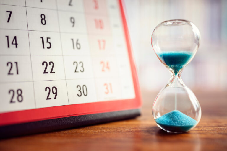Maximum uurtarieven 2027 nog niet bekend: ‘Uitzonderlijk laat’ Hourglass and calendar