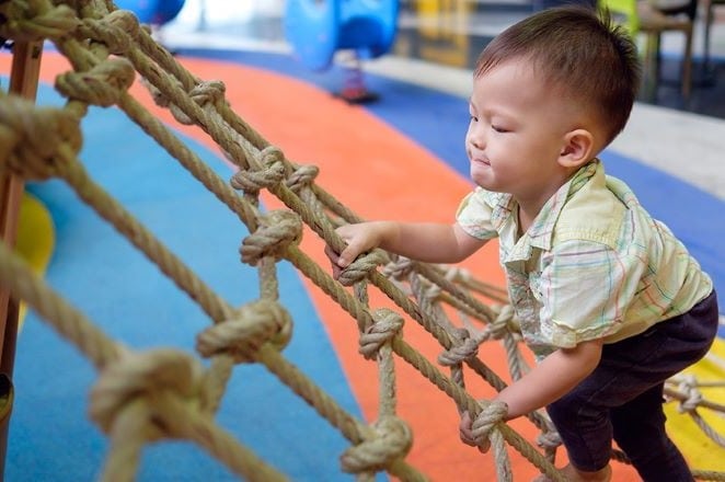 jonge-kinderen-bewegen-te-weinig-kans-voor-de-kinderopvang jongen klimt op klimrek