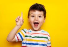 Het kind is niet dwars; het temperament vraagt om een andere aanpak jongetje steekt vinger op tegen gele achtergrond