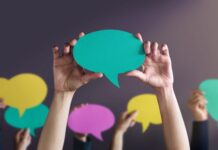 Moeilijk oudergesprek? Zo blijf je in verbinding Concept van vrijheid van meningsuiting. Een groep mensen die protesteert of campagne voert met een lege tekstballon. Uitingsvrijheid als onderdeel van de mensenrechten.