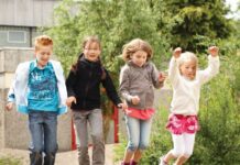 Kids Actief Vier kinderen springen in de lucht