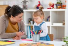 Besteed jij voldoende aandacht aan de krasfase? Pedagogisch professional start met tekenen met een kind.