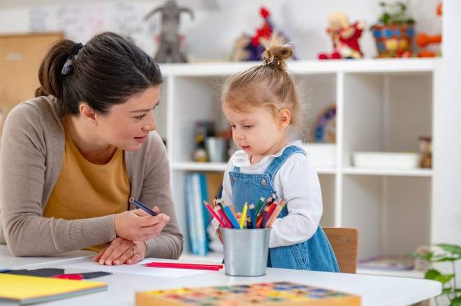 AdobeStock_1289327090 klein Pedagogisch professional start met tekenen met een kind.